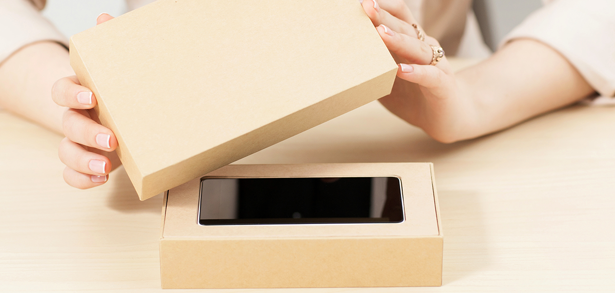 5 frågor du bör ställa dig själv när du köper en ny mobiltelefon Kvinna öppnar förpackning med ny mobiltelefon