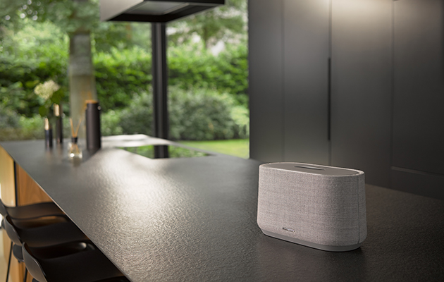 Citation-högtalarna från Harman Kardon har inbyggd Google Assistent Citation 300 högtalare på köksbänken