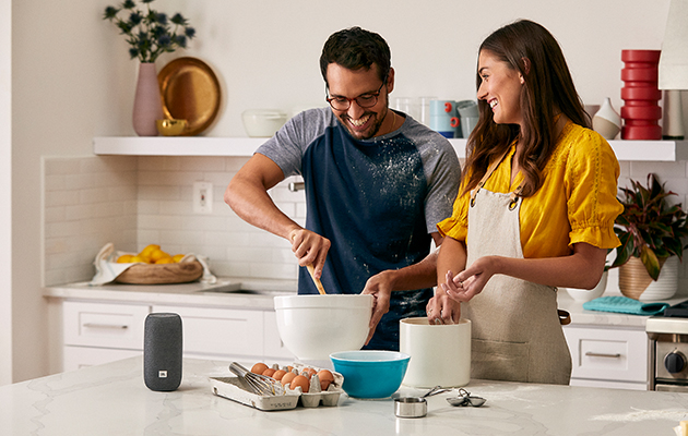 JBL Link gir deg musikk via WiFi eller Bluetooth JBL Link-högtalare i köket där ett par lagar mat