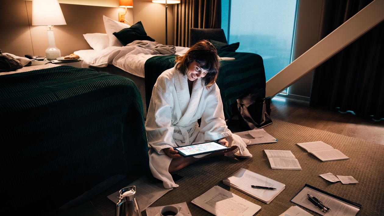 Med Surface Pro 7 från Microsoft kan du vara effektiv överallt En kvinna med Surface Pro 7 i ett hotellrum