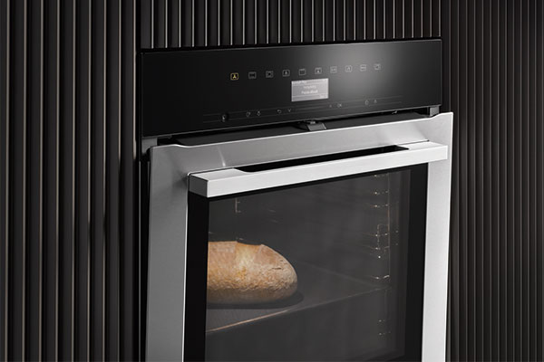 TasteControl öppnar ugnsluckan automatiskt Miele ugn Generation 7000 med ett bröd i