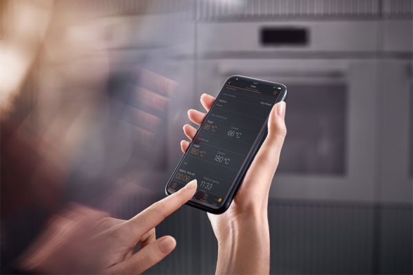 Få översikt över alla dina tillkopplade produkter i Miele@mobile-appen Miele ugn Generation 7000 styrs från smartphone