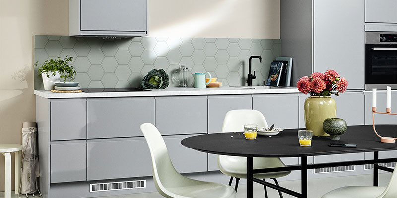 Integra Steel Grey är en lite varmare modell i köksserien, men samtidigt vackert minimalistisk Grått handtagslöst kök – Integra Steel Grey från Epoq