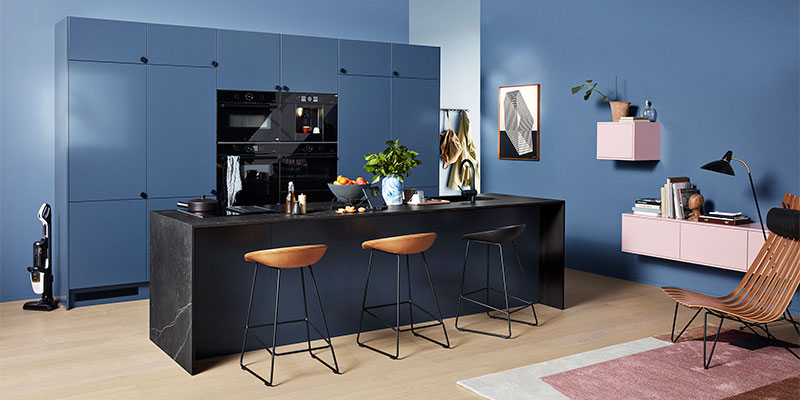 Trend Blue Grey balanserar elegant mellan modernt sofistikerad och trendigt lekfullt. Köksserien Trend i färgen Blue Grey