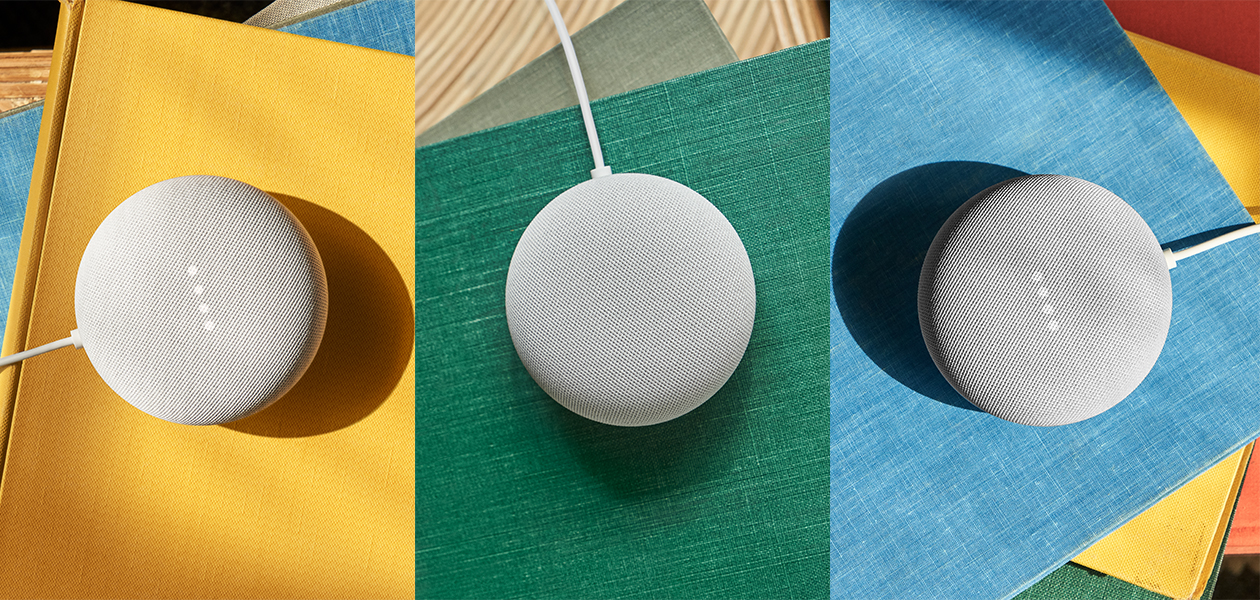 Andra generationens Nest Mini från Google Tre Google Nest Mini med olika bakgrunder