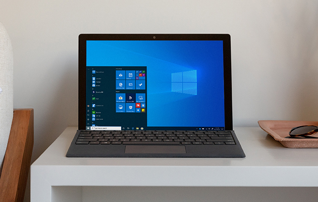 Surface Pro 7 använder Windows 10 Surface Pro 7 som står på ett skrivbord