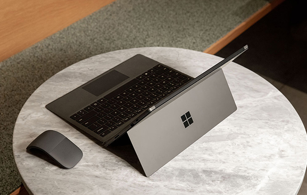 Visa vem du är med Surface Pro 7 Surface Pro 7 som står på ett runt stenbord