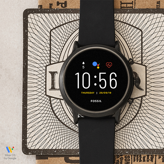 Gen. 5 Smartwatch – The Carlyle HR Svart Gen. 5 smartwatch som ligger på en mönstrad bakgrund