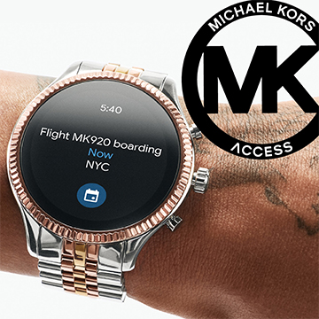 Michael Kors – Nya 5e generations Smartwatch Michael Kors Access Lexington klocka med silver- och guldarmband på en handled