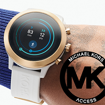 Michael Kors – Nya 5e generations Smartwatch Michael Kors MKGO klocka med silver- och guldarmband på en handled
