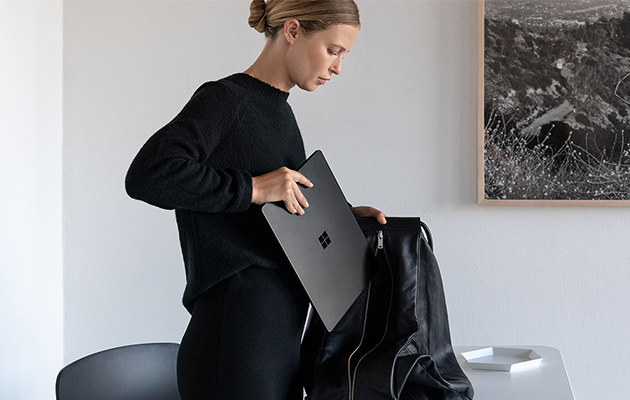 Surface Laptop 3 Kvinna stoppar ner Surface Laptop 3 i en väska