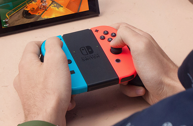 Joy-Con kontroller kan fästas i Joy-Con Grip Joy-Con kontroller kan fästas i Joy-Con Grip