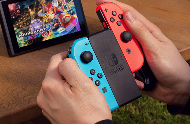 Det är enkelt att ta loss Joy-Con från Joy-Con Grip Det är enkelt att ta loss Joy-Con från Joy-Con Grip