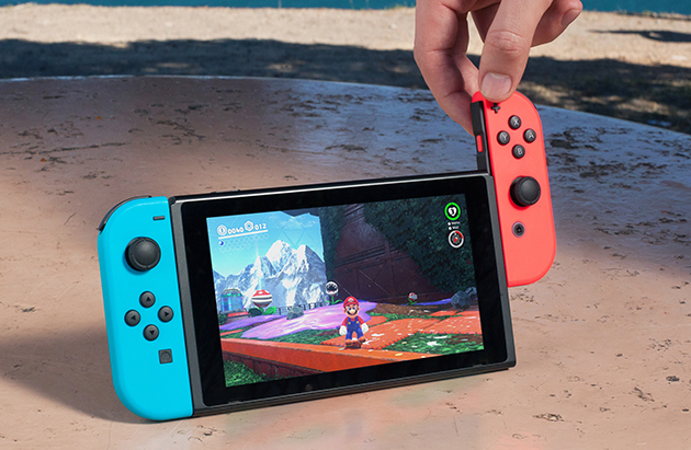 Fäst Joy-Con på var sida på konsolen Fäst Joy-Con på var sida på konsolen