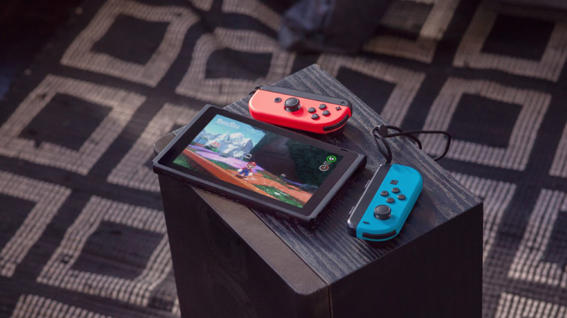 Switch och Joy-Cons på ett bord Switch och Joy-Cons på ett bord