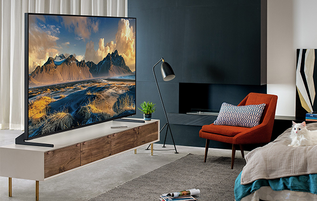 Det finns huvudsakligen tre olika upplösningar att välja mellan: Full HD (1080p), UHD (4K) och 8K QLED-TV i vardagsrum