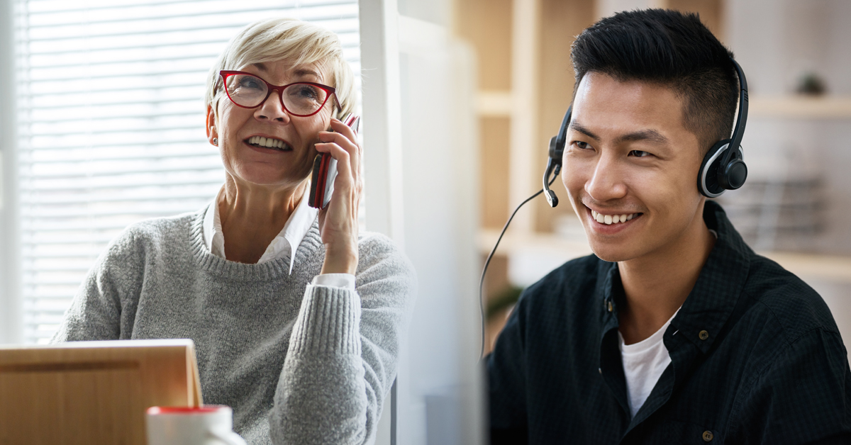 Fjärrhjälp: Enkel och snabb support Kvinna som får support över mobiltelefon