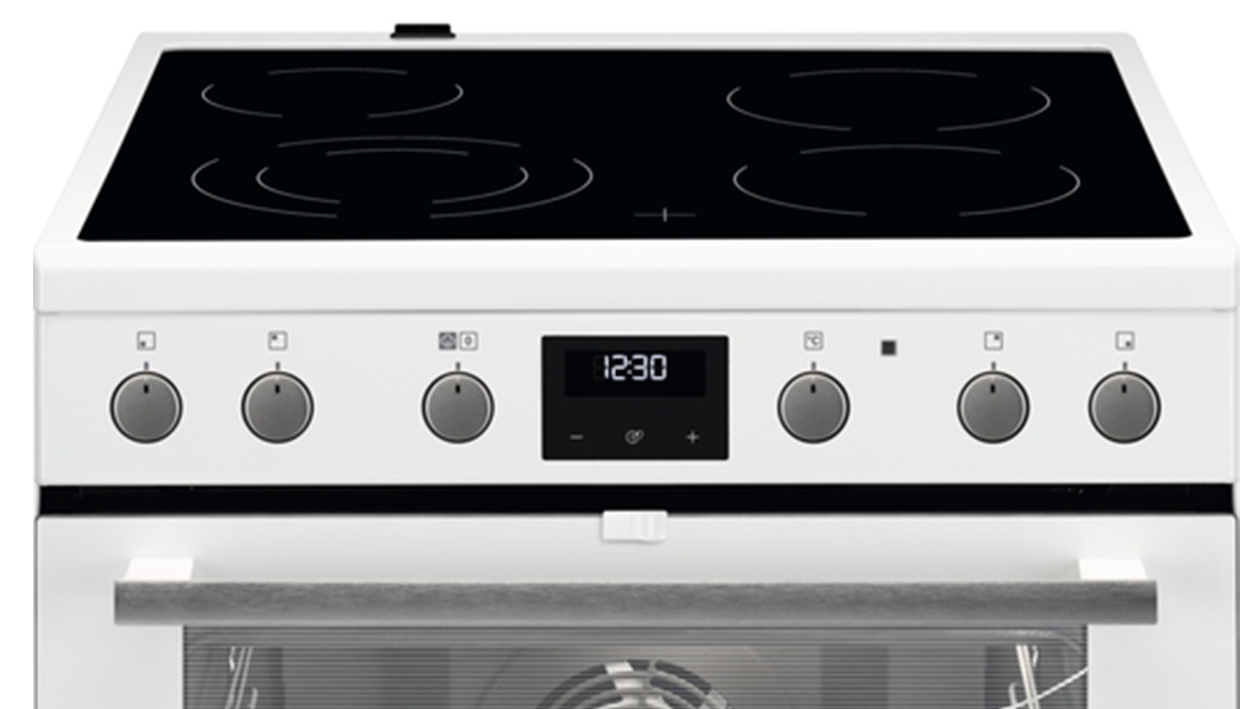 Effektiv matlagning En vit spis med display