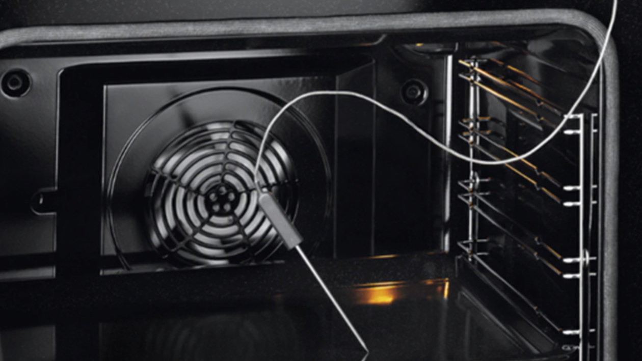 Effektiv matlagning En matlagningstermometer i en ugn
