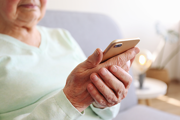 Så väljer du en användarvänlig telefon till seniorer Äldre kvinna med mobiltelefon
