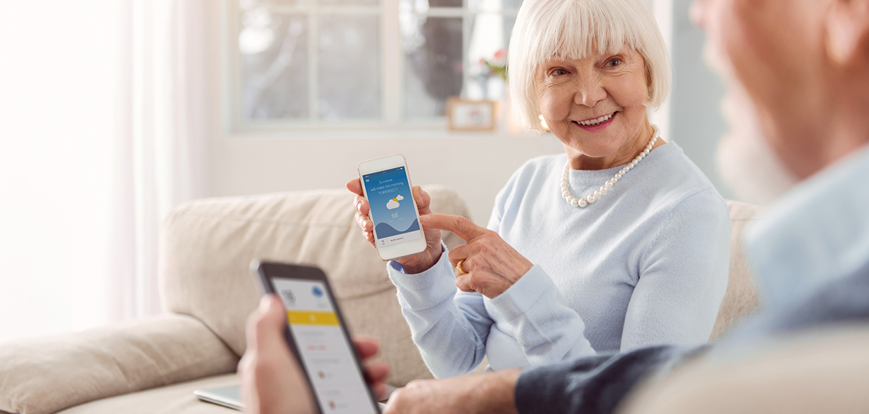 Så väljer du en användarvänlig telefon till seniorer Äldre par med mobiltelefoner