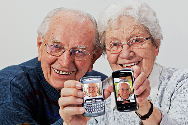 Så väljer du en användarvänlig telefon till seniorer Äldre par med mobiltelefoner