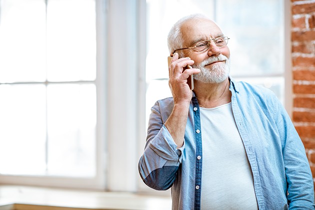Så väljer du en användarvänlig telefon till seniorer Äldre man med mobiltelefon
