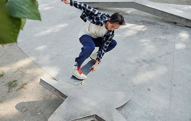 Med Class 1 Bluetooth-teknologi får du bättre räckvidd och färre avbrott, så att de trådlösa öronsnäckorna är anslutna hela tiden Powerbeats på en man som åker skateboard