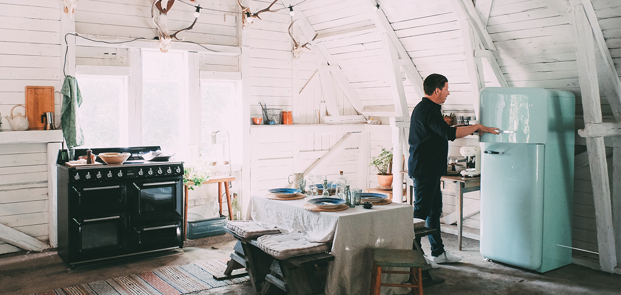 Smeg - det allra bästa inom italiensk design En man i ett kök med Smegs produkter