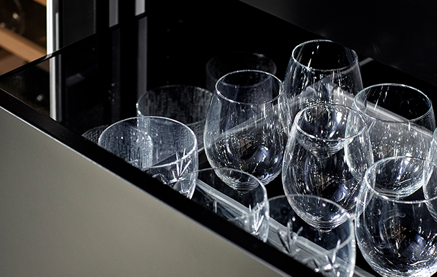 Crystal Plus är en stilren och modern lösning Crystal Plus sidopaneler i Epoq-kök