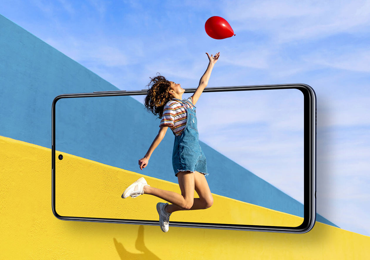 Elegant och praktisk design Förstorad Samsung Galaxy A51 och en flicka som fångar en ballong