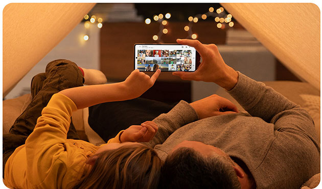 Flera fördelar genom att välja Galaxy A71 Samsung Galaxy A71 delas av en man och en kvinna i ett tält
