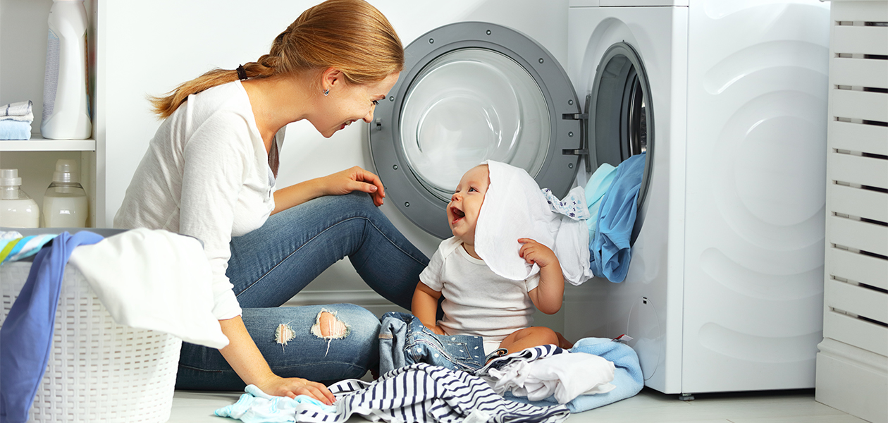Tvättmaskiner: Bäst i test Mamma och barn sitter framför tvättmaskinen