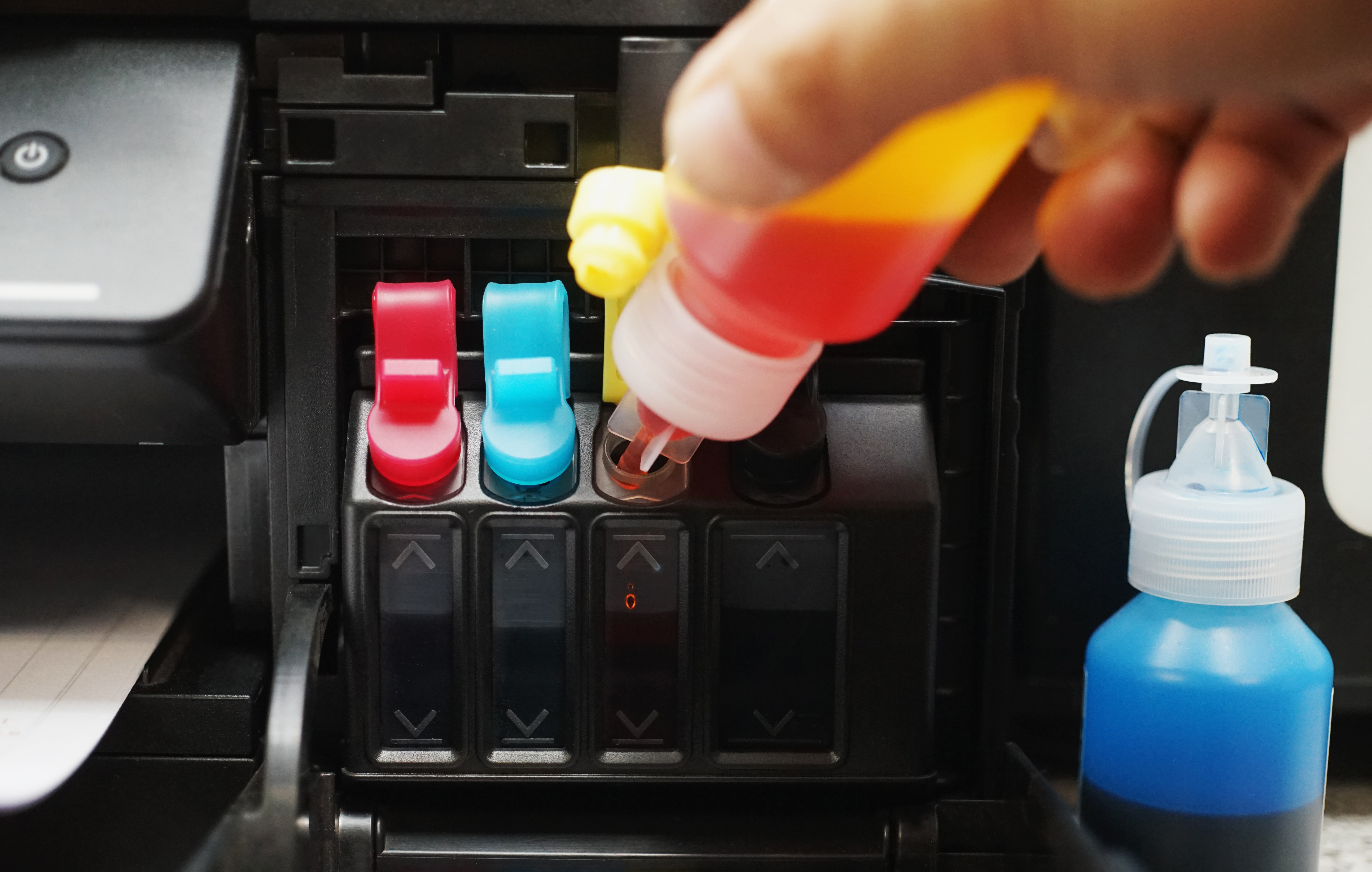 HP Instant Ink abonnemang En skrivares bläckbehållare fylls