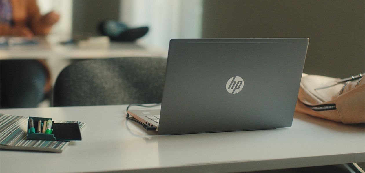 HP Pavilion 14 – Otrolig skärmkvalitet HP Pavilion 14 på ett bord