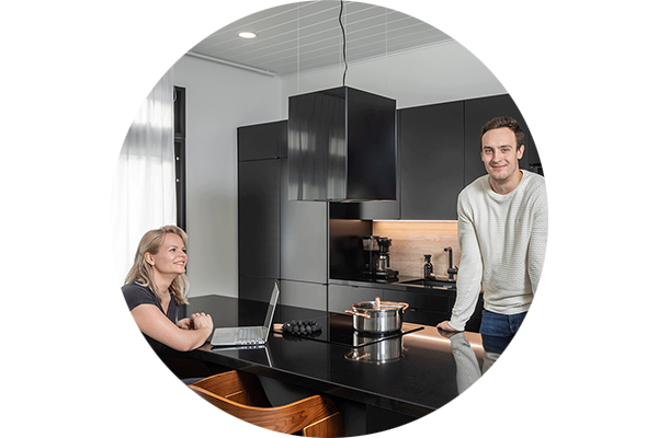 Villes och Minnas svarta kök fångar din uppmärksamhet Bild av Epoq Liquorice Trend kök