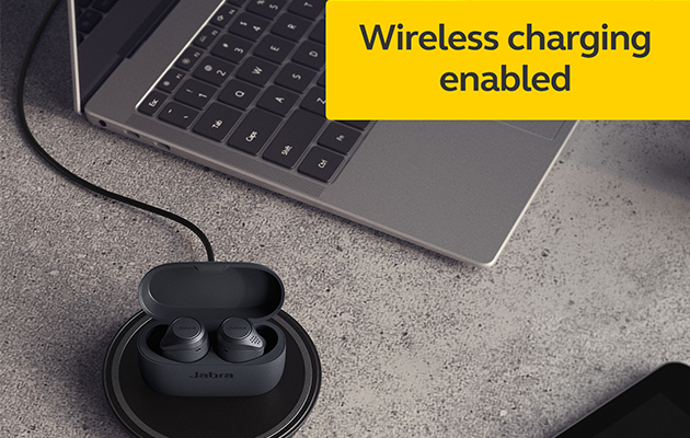 Jabra Elite Active 75t WLC laddar du trådlöst med en Qi-certifierad laddare Jabra 75t WLC som laddas via trådlös laddare ansluten till bärbar dator