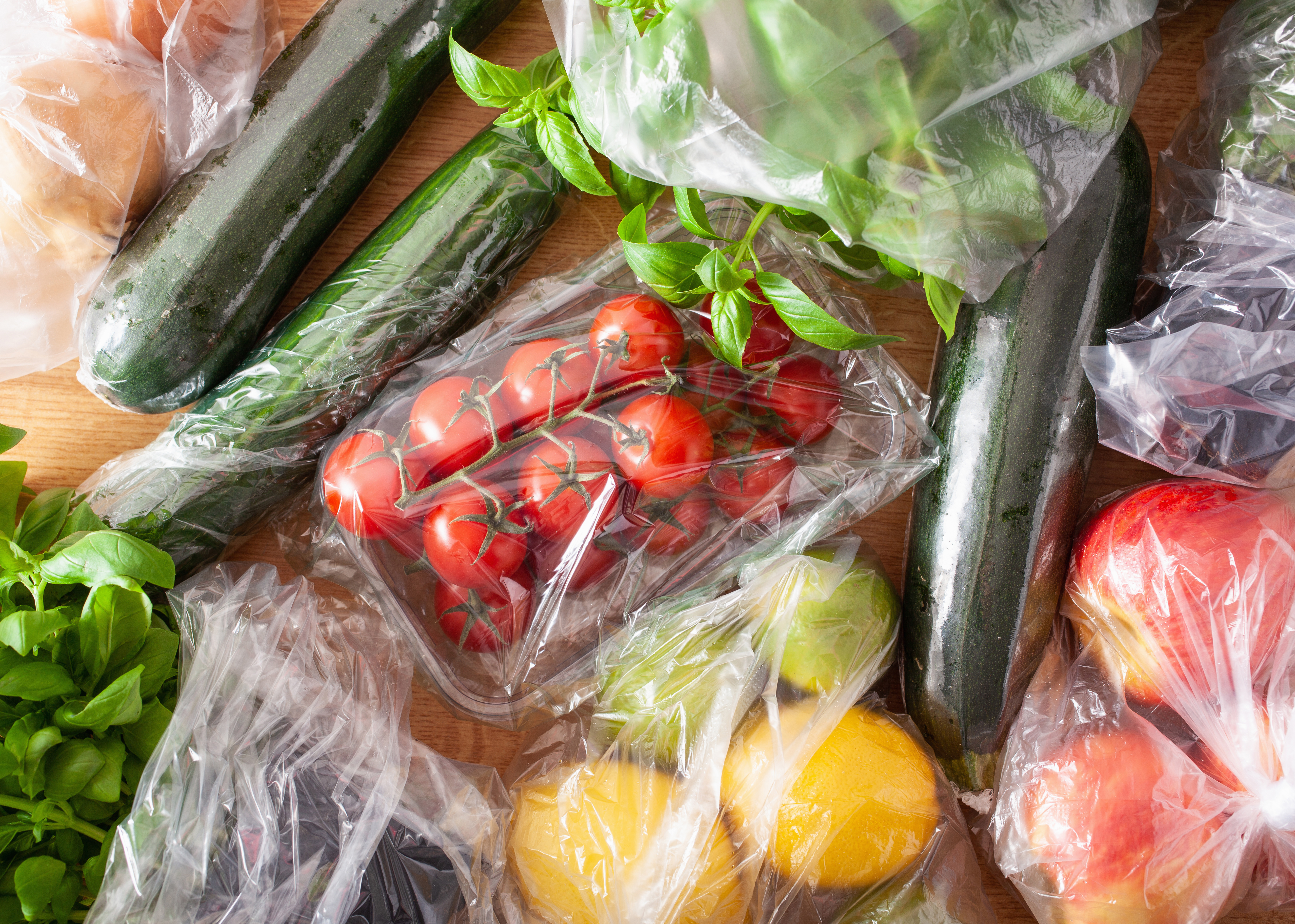 Frys in mer Frukt och grönsaker som ligger på ett bord