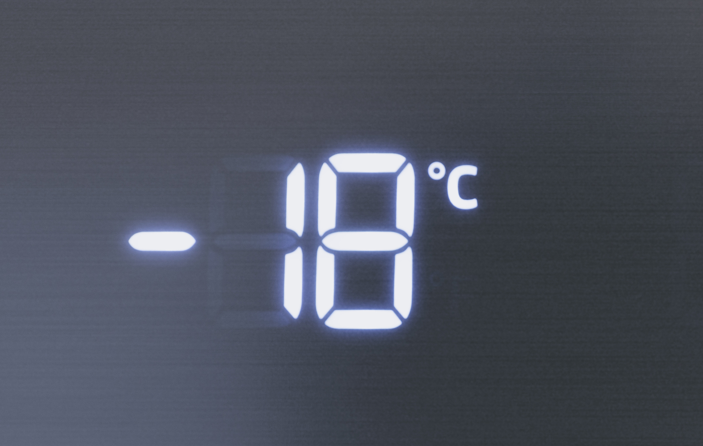 Var uppmärksam på frysens temperatur -18 grader visas i bakgrunden