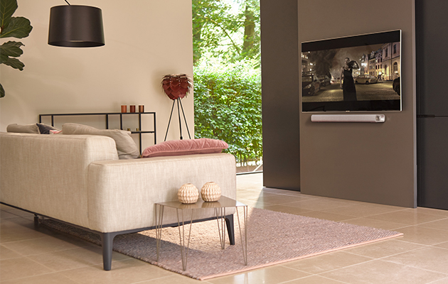 Du kan styra Harman Kardon Citation MultiBeam 700 soundbar med hjälp av Google Assistant Harman Kardon Citation MultiBeam 700-lydplanken på veggen i stue