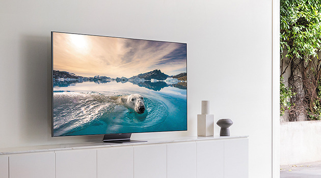 Anti-reflex låter dig slippa störande naturligt ljus på skärmen QLED-TV med hög ljusstyrka i ljusa rum