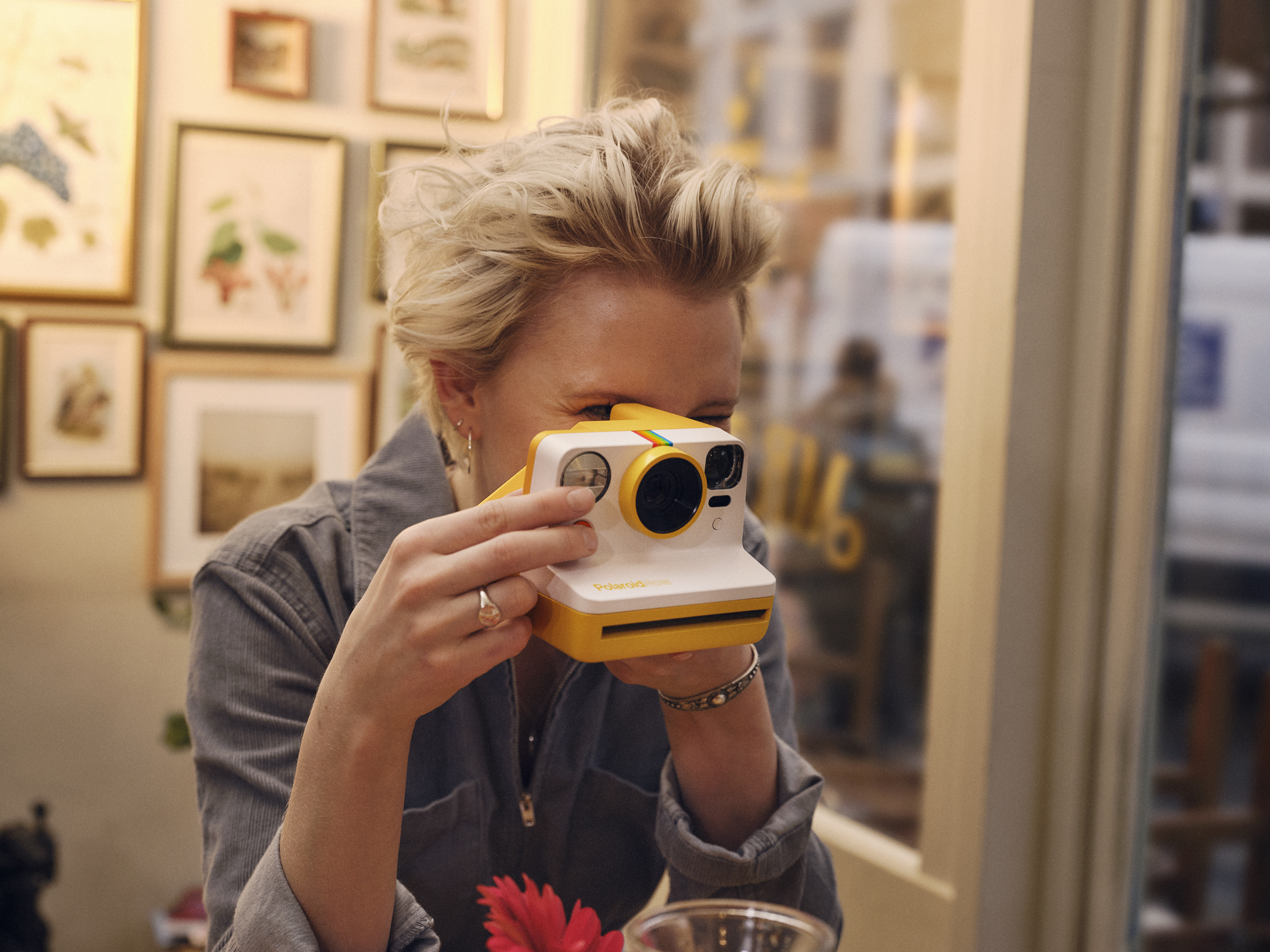 Polaroid NOW En kvinna som håller i en Polaroid NOW framför sitt ansikte
