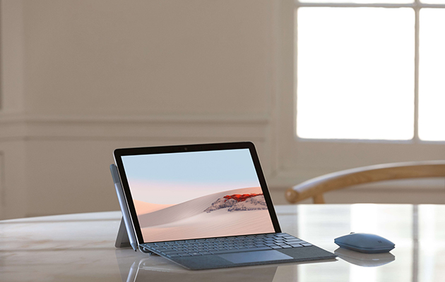 Surface Go 2 har en större 10,5 tums-skärm Surface Go 2 på bord med Type Cover och Mobile Mouse bredvid