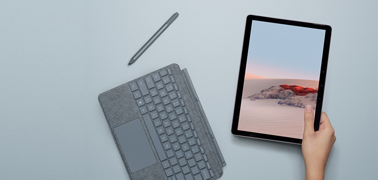 Surface Go 2 är bäst som bärbar Surface Go 2 tillsammans med Surface Pen och Type Cover på ett blått bord