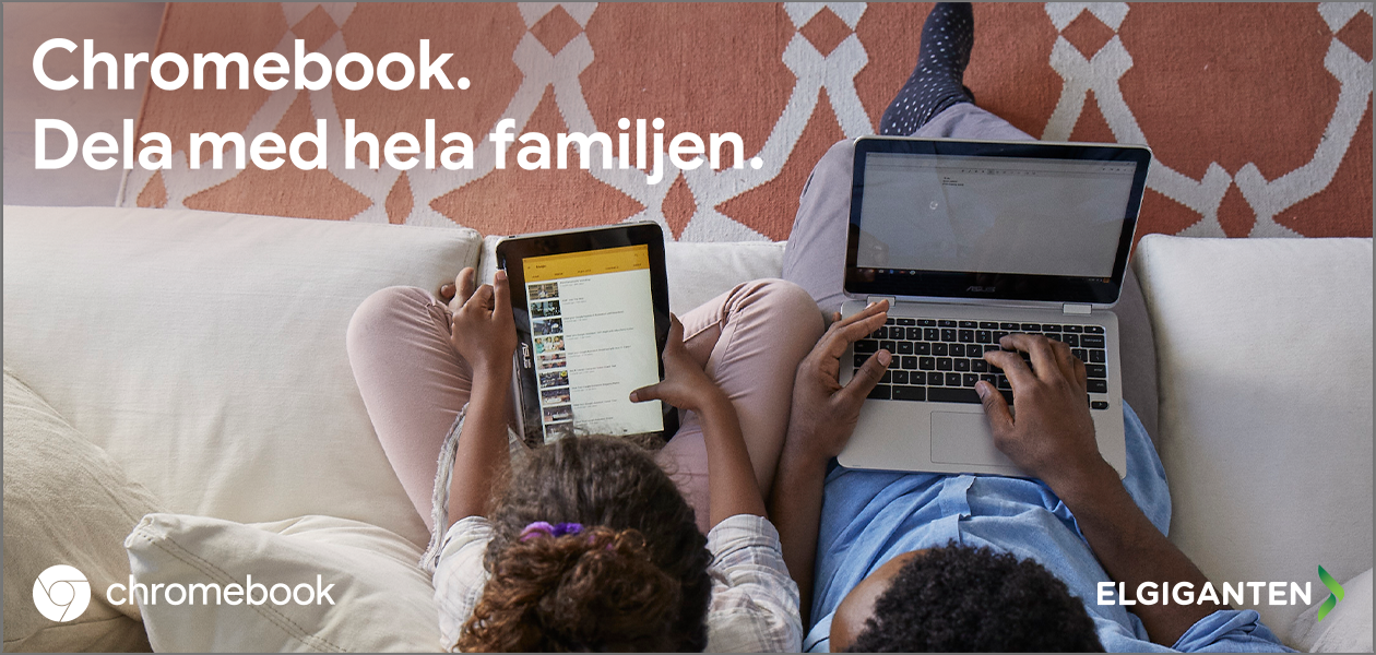 Chromebook – dela med hela familjen Pappa och dotter som sitter med en surfplatta I soffan