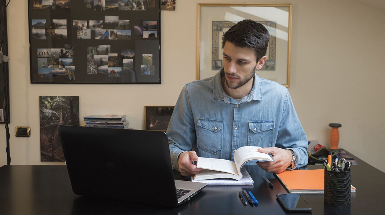 10 tips för hemmastudenten: Så undviker du att gå på väggarna En man studerar i ett hemmakontor