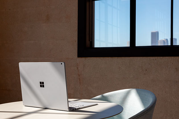 Prestanda möter flexibilitet Surface Book 3 på et bord