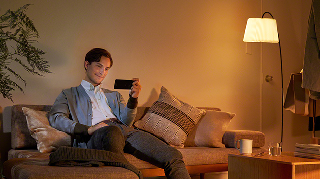 6” stor OLED-skärm med formatet 21:9 för fantastisk underhållning En ung man tittar på film på en Sony Xperia 10