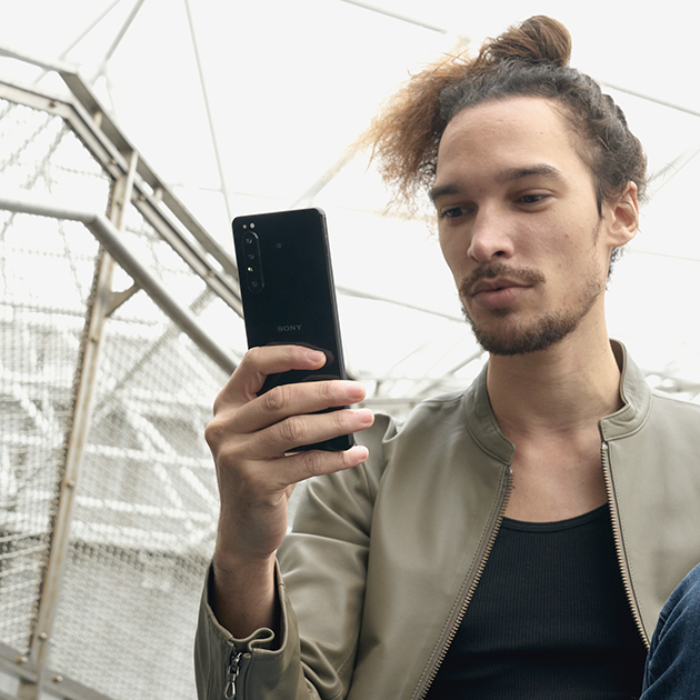 Få ut mer av 5G med en högpresterande Sony-smartphone Sony Xperia 1 II i handen på en ung man