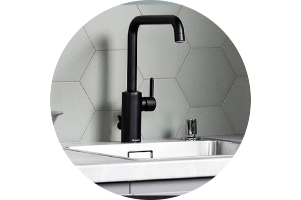Fräscha upp ditt kök med små detaljer Matt svarta Damixa Silhouet-blandare har en tidlös och elegant design